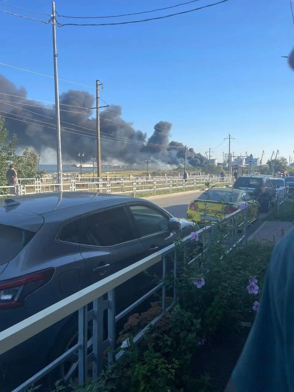 Беспилотник атаковал пассажирский автобус в Белгородской области; три человека получили ранения. В Ейске зафиксирован прилёт дронов у порта, Минобороны заявило об уничтожении 457 беспилотников по 14 регионам, включая Белгородскую и Краснодарский край.