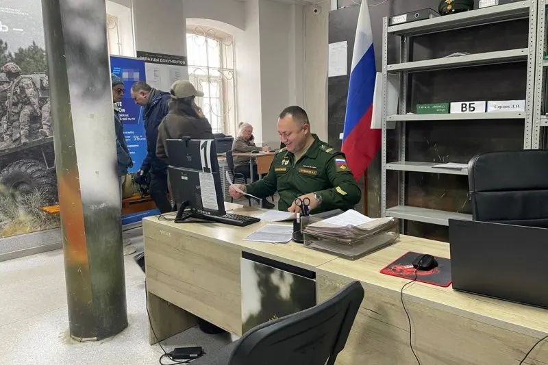 Официальные лица опровергли слухи о мобилизации; эксперты считают источник слухов психологическим давлением на общество, призыва нет.