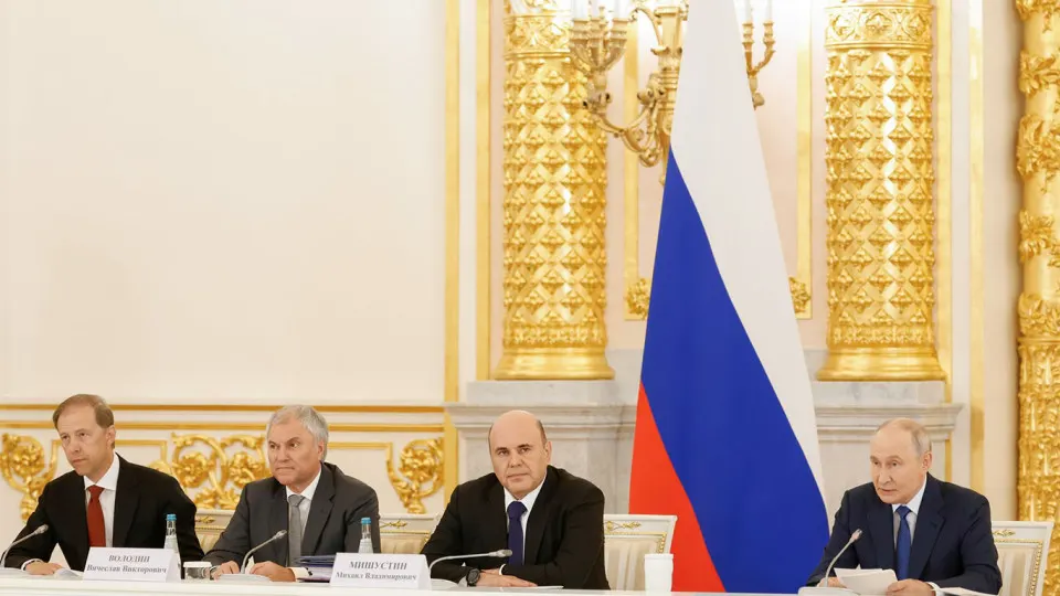 Глава государства объявил о мерах по ускоренному трудоустройству участников боевых действий и сохранению рабочих мест ветеранов, включая поручения МВД и региональные квоты.