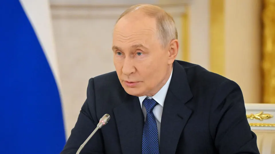 Президент объявил о подготовке комплексной программы восстановления разрушенных логистических центров на фоне атак; отмечена устойчивость торговой инфраструктуры и необходимость перехода на новые технологии.