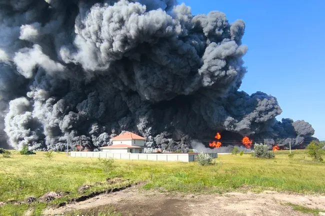 В Самарской области склад логистического комплекса пострадал в результате удара беспилотников: начался пожар, по данным властей пострадавших нет, очевидцы сообщают о серьёзных повреждениях.