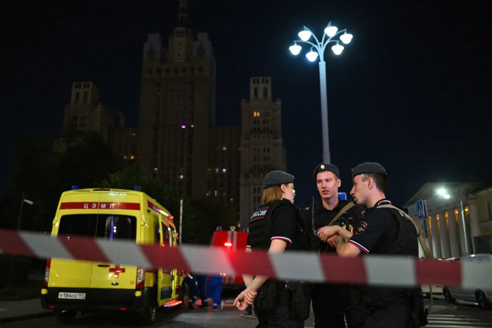 В столичном ресторане произошел взрыв; есть погибшие и раненые. Расследование продолжается, официальные детали пока уточняются.
