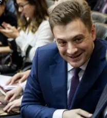 Коммунист Георгий Камнев направил обращение в Минпромторг с просьбой снизить стоимость LADA на внутреннем рынке, отмечая, что за границей автомобили дешевле (например, Vesta в Белоруссии дешевле примерно на 300 тыс. ₽).
