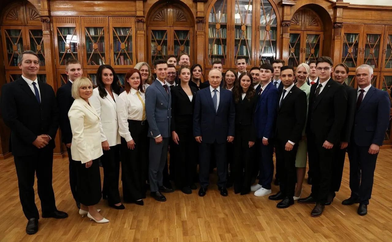 Президент встретился с учителями, студентами педагогических специальностей и учащимися педагогических классов. Среди приглашённых — Тимур Узбеков, выпускник лицея №19 из Тольятти, золотой медалист и победитель международной олимпиады по биологии.