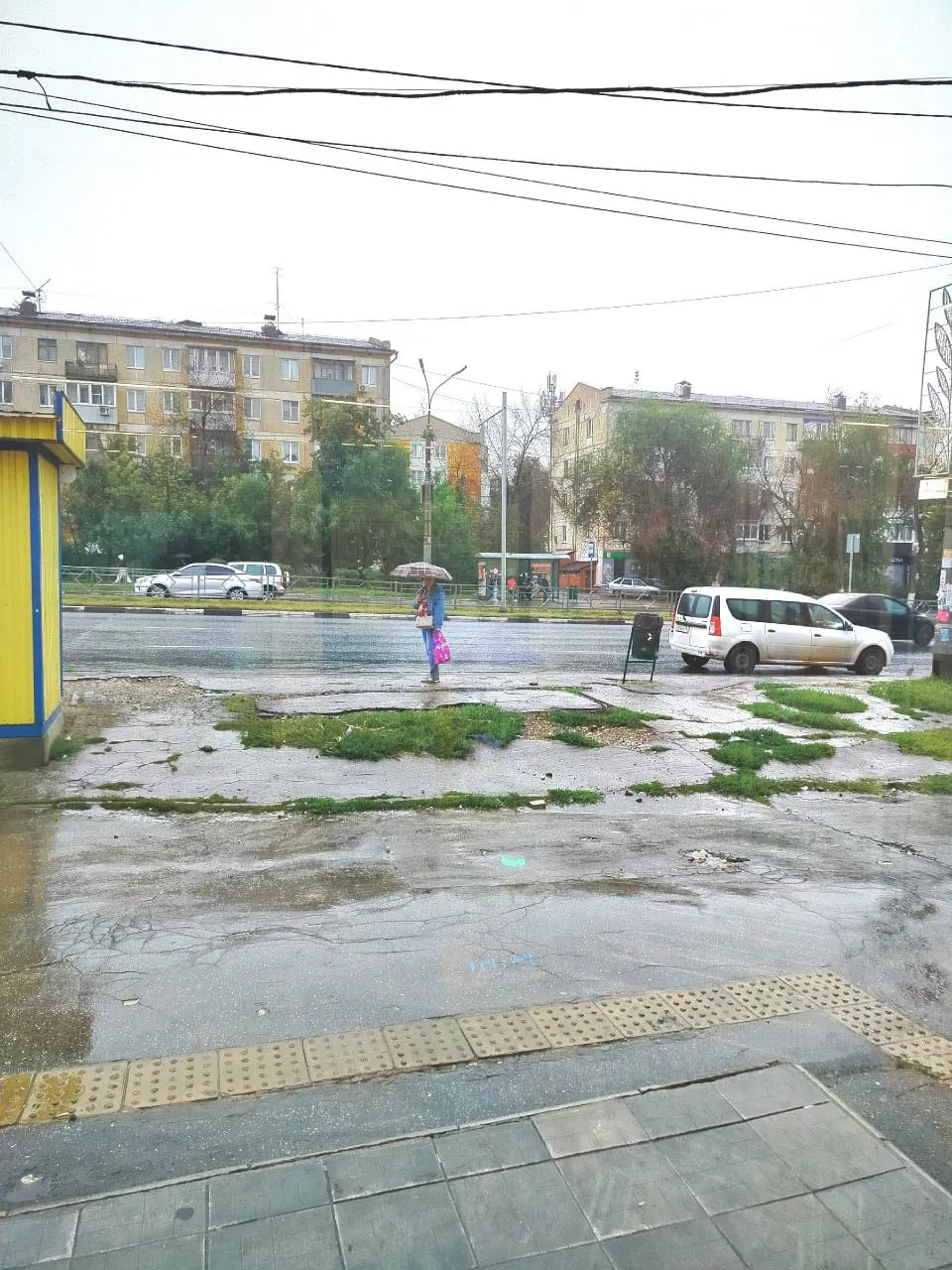 В Самаре пропала остановка на перекрестке, горожане ждут автобусы на открытой площадке под дождём и жарой; приближается дождливый сезон.