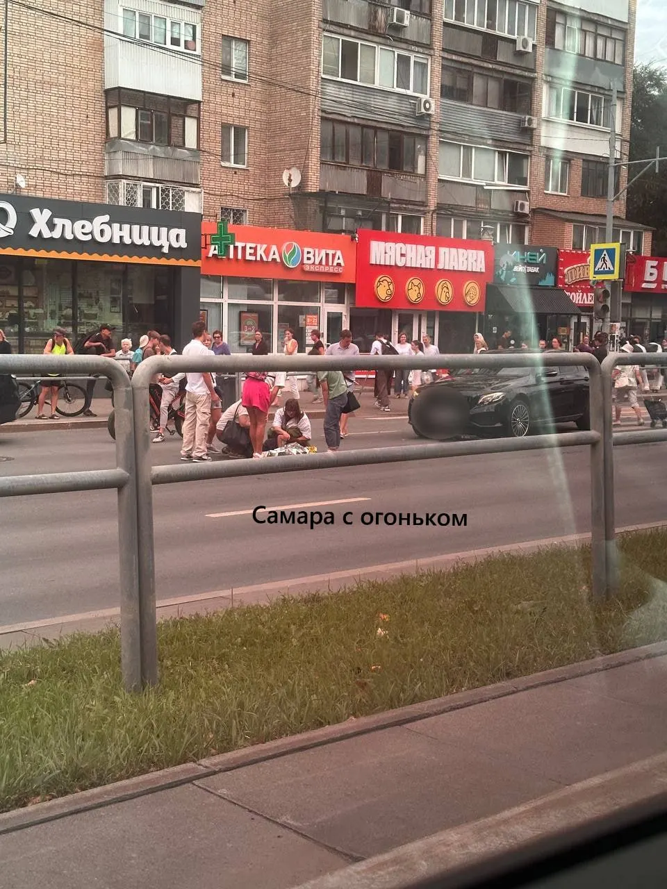 На месте происшествия работают полиция и скорая помощь; пострадавшего увезли в больницу.