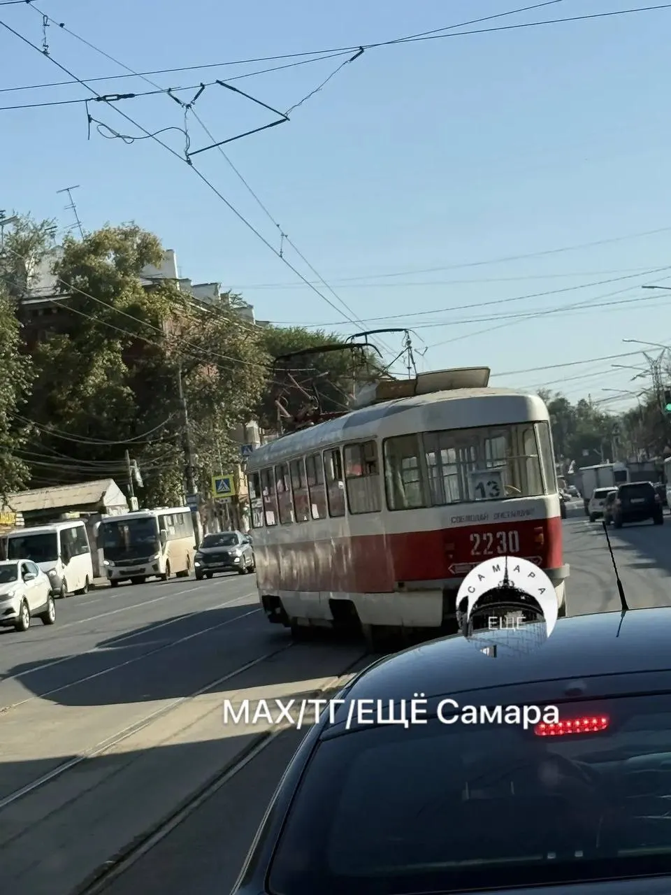 Инцидент на перекрёстке улиц Победы и Кузнецкого переулка повлек за собой временную приостановку движения трамваев. Детали уточняются.