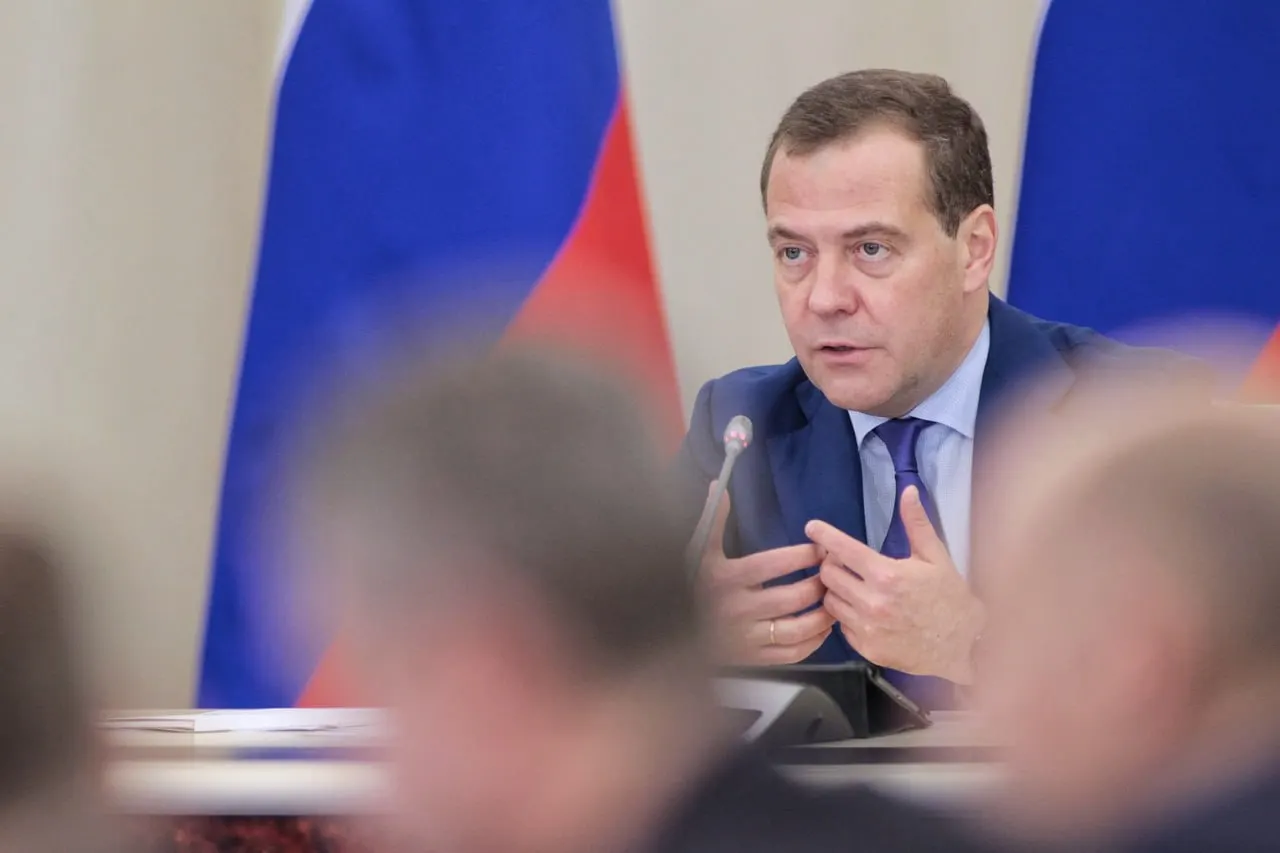 Лидер Единой России отметил, что прекращение или приостановка СВО не снимет напряжение в информационной борьбе: противостояние будет продолжаться на российских условиях, а в обществе остаются задачи воспитания.