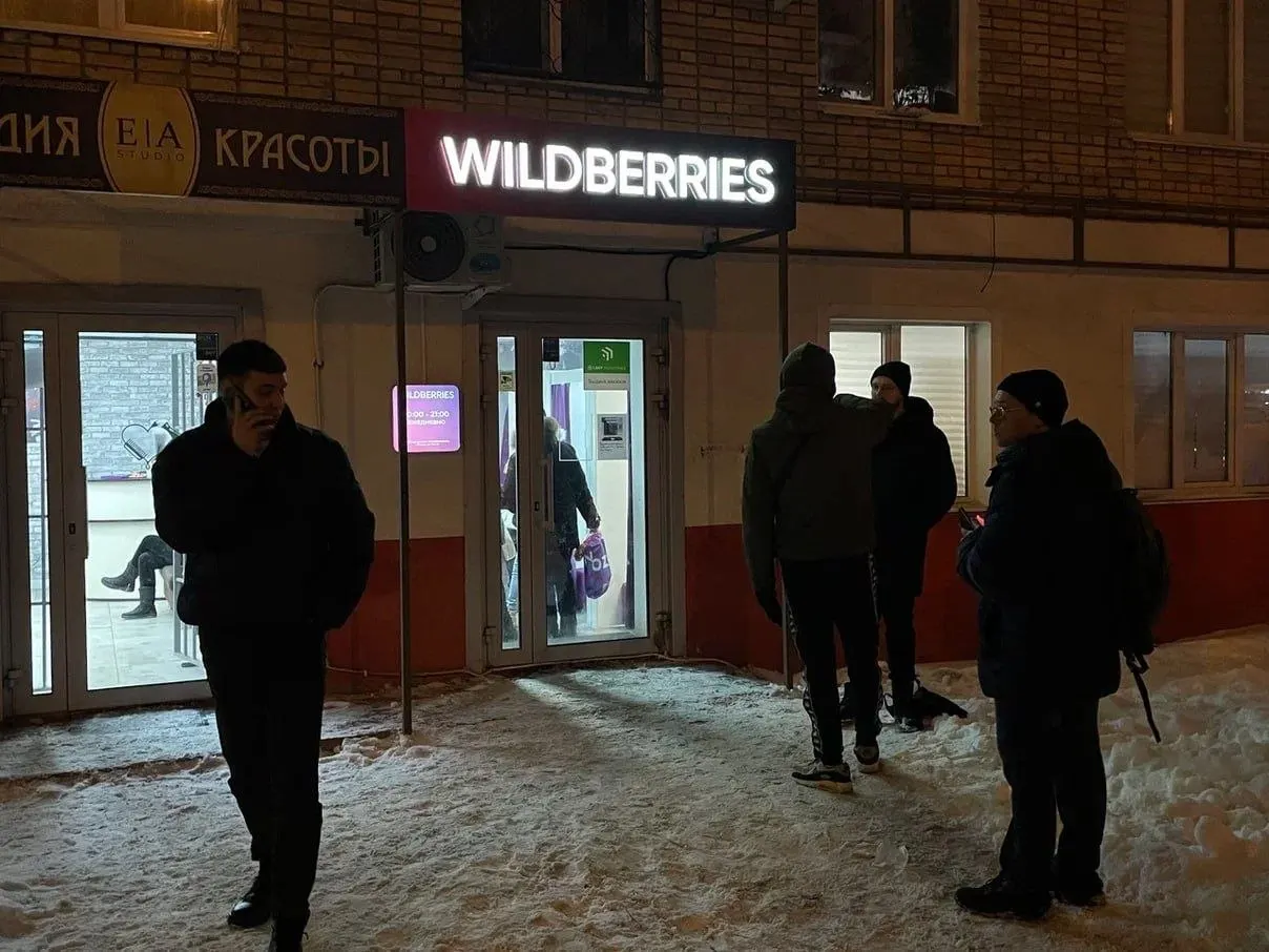Часть предпринимателей выставляют на продажу готовые пункты выдачи заказов в Самаре, объясняя спад доходов внешними факторами; цены варьируются, встречаются предложения свыше 10 млн рублей; в регионе действуют меры поддержки пострадавших бизнесменов.