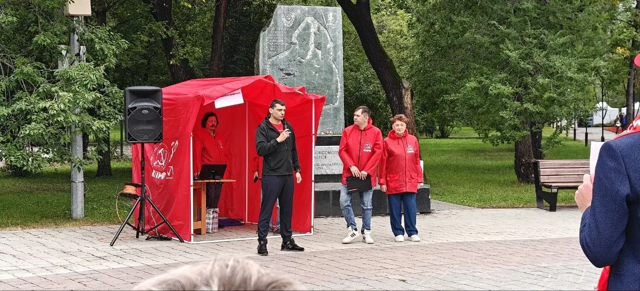 Стихийный митинг в Тюмени поддержал решение о штрафах против активиста КПРФ и затронул тему участия в выборах.