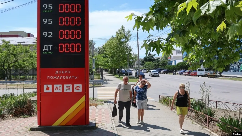 В Геленджике и соседних населённых пунктах бензин исчез на большинстве заправок; очереди продолжаются, власти вводят меры, аналогичные проблемы отмечаются в Краснодарском крае.