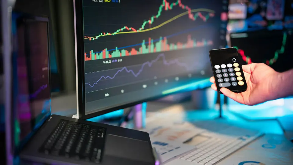 Обсуждается потенциальная блокировка стейблкоина USDT и влияние на платежные системы, экономику и санкционные риски в России.