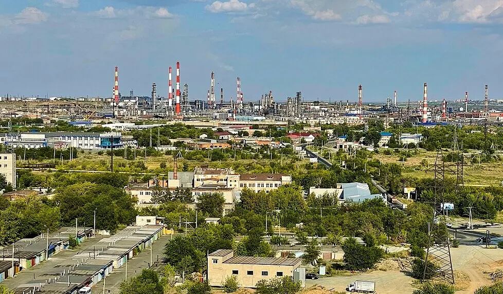 Орский НПЗ остановлен после удара дронов; ремонт может занять до полугода. Регион вводит лимиты на продажу бензина и дизельного топлива, а поставки перераспределяются между регионами.