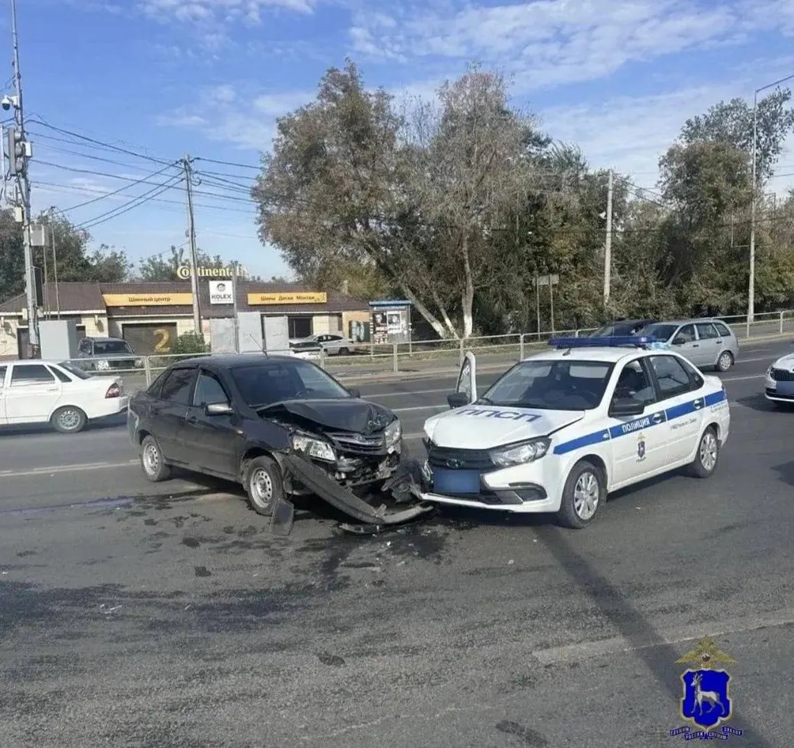 Утром по улице Ново-Садовой произошло столкновение полицейского автомобиля с автомобилем Lada Granta; пострадавших нет.