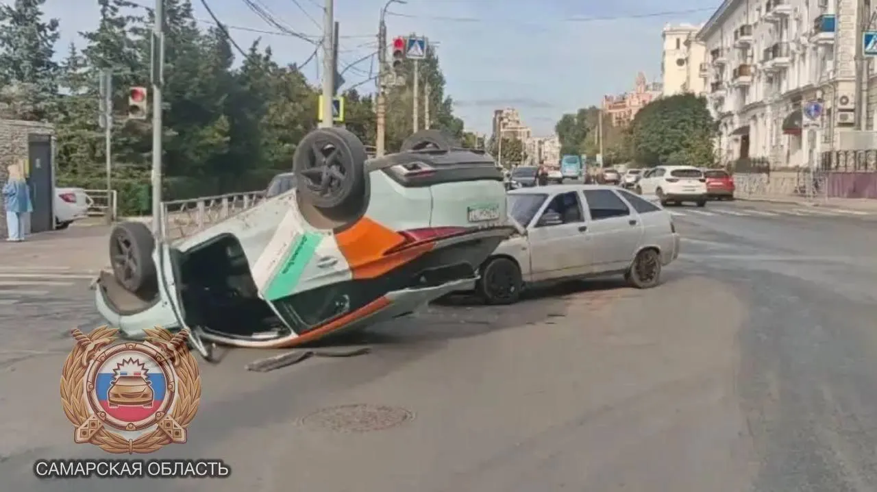 Днём возле дома 97 на улице Максима Горького арендованный автомобиль OMODA врезался в ВАЗ-2112. Об этом сообщили в ГАИ.