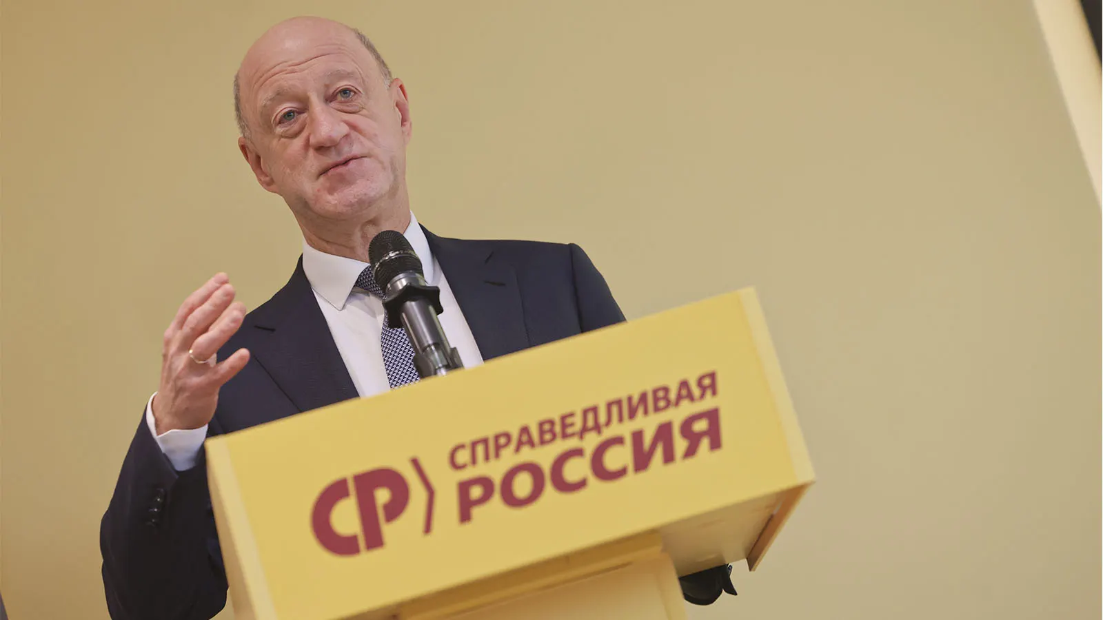 В федеральной политической повестке обсуждают возможность смены руководителя в партии на фоне травмы ее лидера и подготовки ко всемирным выборам.