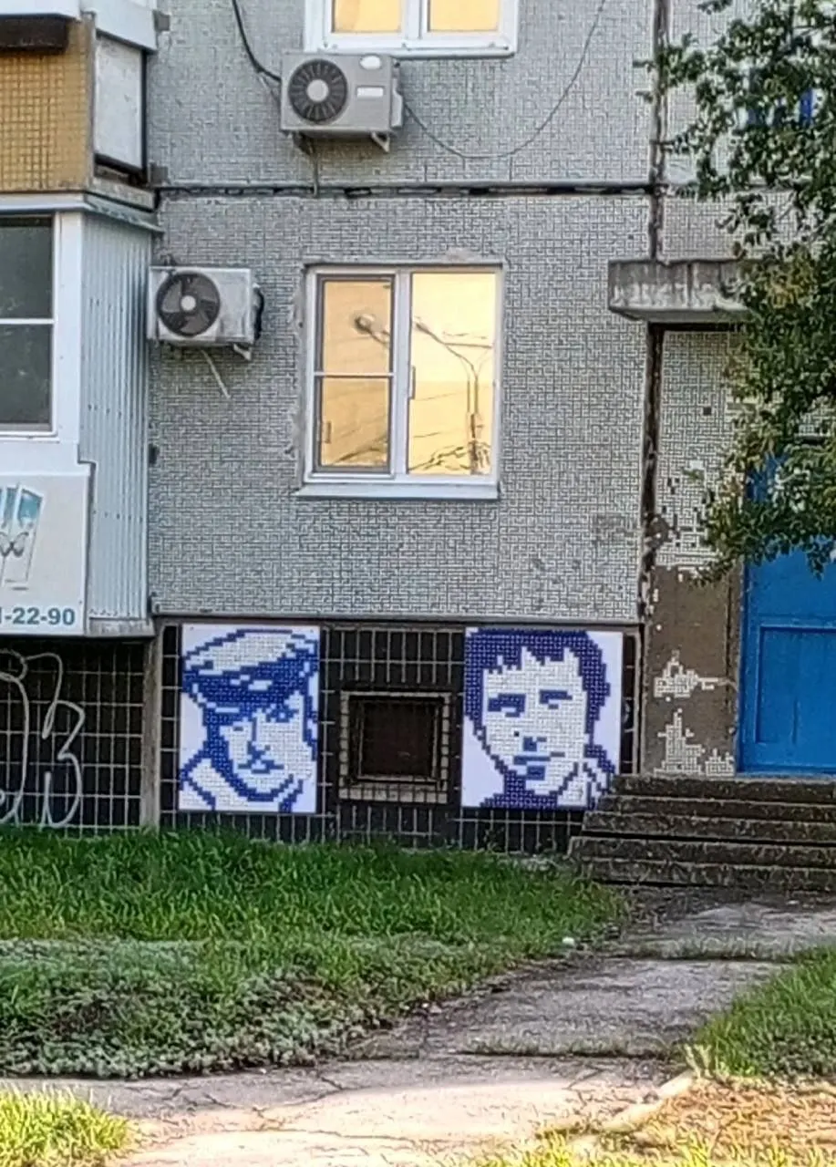 Местный житель Николай создал портреты Андрея Миронова и Владимира Высоцкого из обычных крышек.