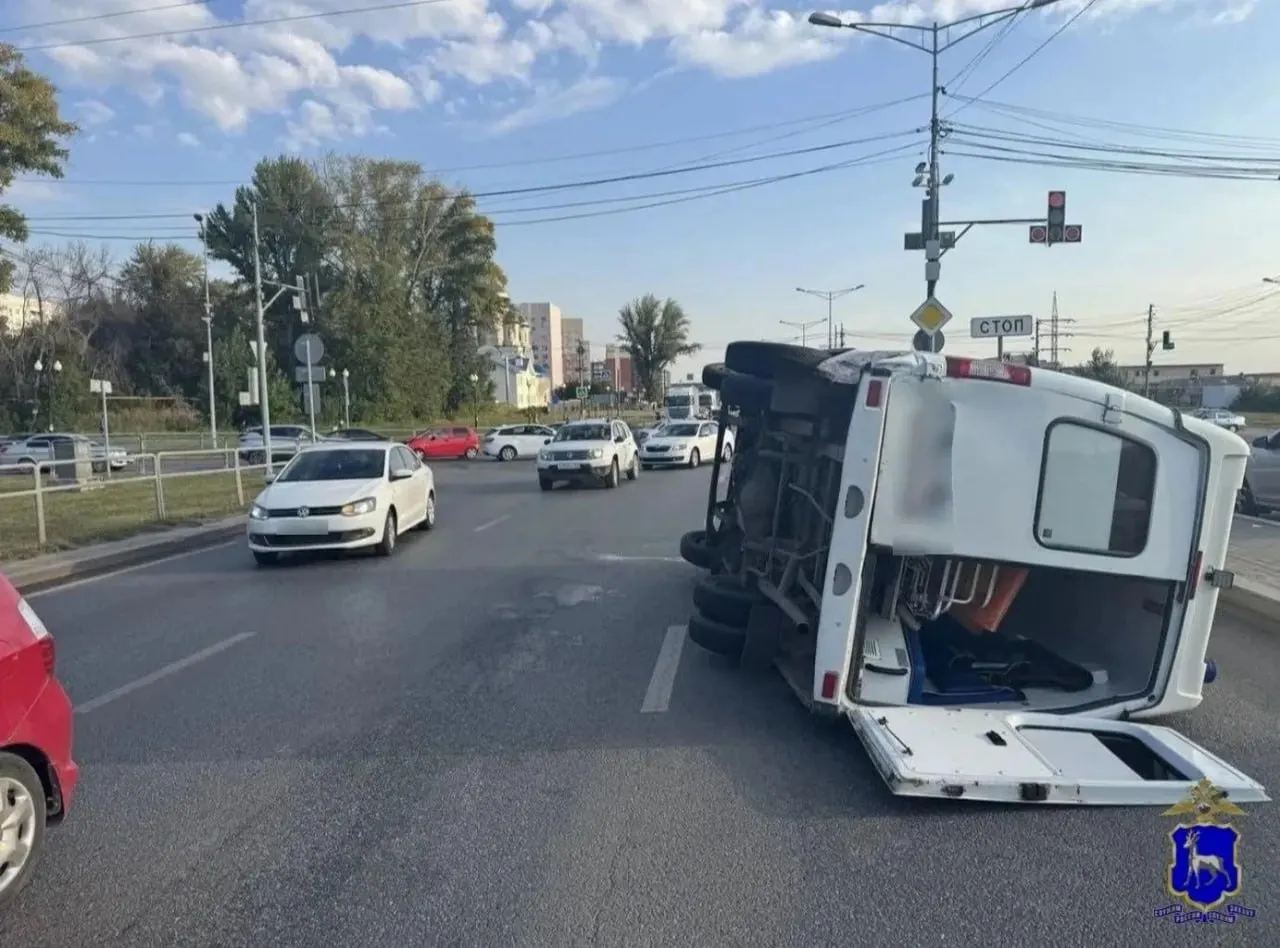 На Мехзаводе в Самаре 66-летний водитель Daewoo Matiz столкнулся со скорой, ехавшей на красный сигнал светофора; после удара скорая опрокинулась, водителям оказали медицинскую помощь, расследование продолжается.