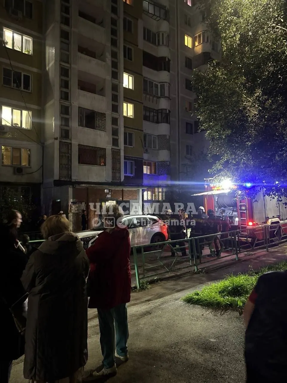 На месте происшествия работают пожарные; задымление зафиксировано на улице Александра Матросова, 49.