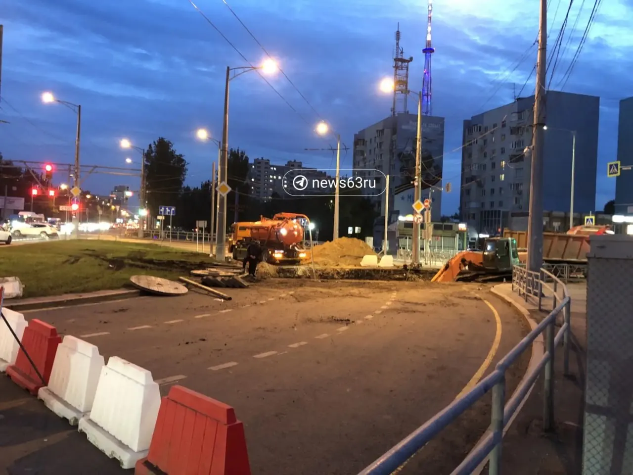 На кольце XXII Партсъезда и Московском шоссе введено перекрытие; доступна только одна полоса в направлении Ново-Садовой, работает насос для откачки воды и экскаватор, рядом ждут погрузки самосвалы.