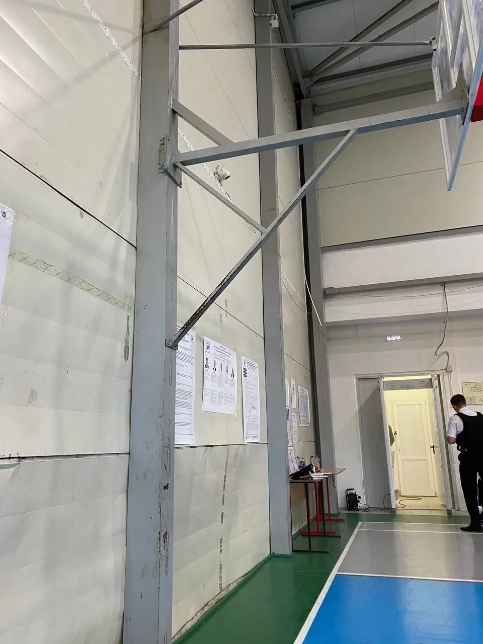 Во второй день трёхдневного голосования независимые наблюдатели сообщают о нарушениях процедур, ограничении доступа к сейф‑пакетам и агитационных материалах на нескольких участках по стране.