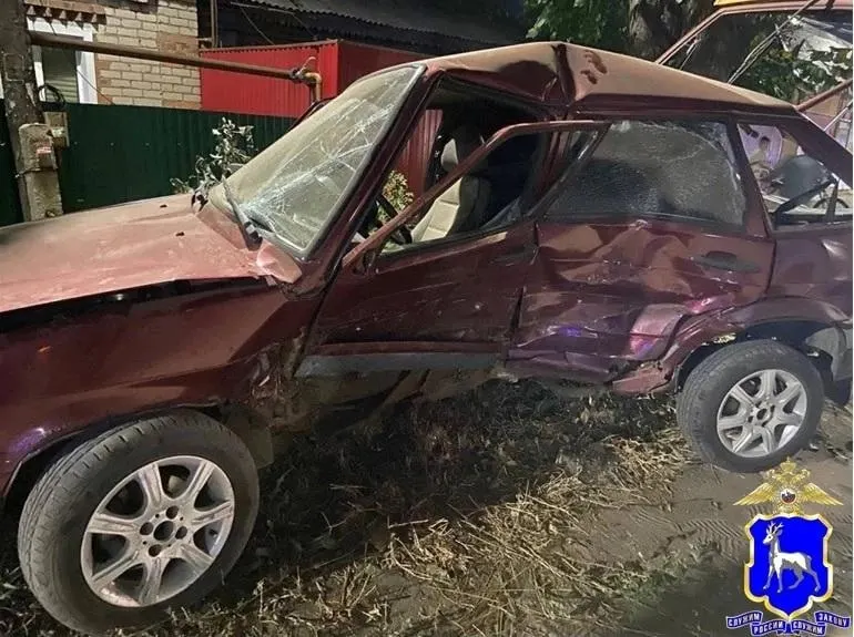 15-летний водитель незарегистрированного автомобиля спровоцировал ДТП, в котором пострадали три человека; водитель Toyota и 19-летний пассажир ВАЗа госпитализированы, подросток получил амбулаторное лечение; расследование проводится сотрудниками ГИБДД.