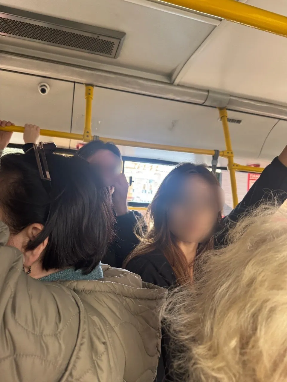 В часы пик пассажиры жалуются на переполненные автобусы, редкие интервалы движения и тесноту внутри салона.