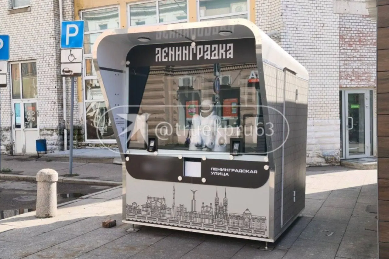 Робот-бариста начал работать на пешеходной улице: выбираешь напиток, оплачиваешь и забираешь готовый кофе.