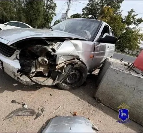 19-летний водитель не справился с управлением на улице Сергея Лазо и врезался в бетонный блок; в салоне находились ещё трое молодых людей: двое 18 лет получили помощь на месте, 17-летнего увезли в больницу.