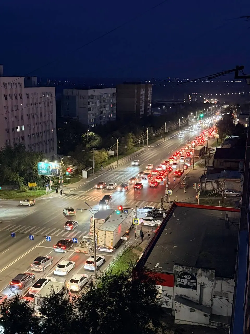 На выезде из города образовался затор на улице Аэродромной; сильный затор на кольцевой развязке у Авроры в направлении моста. Движение по Южному шоссе пока свободнее.