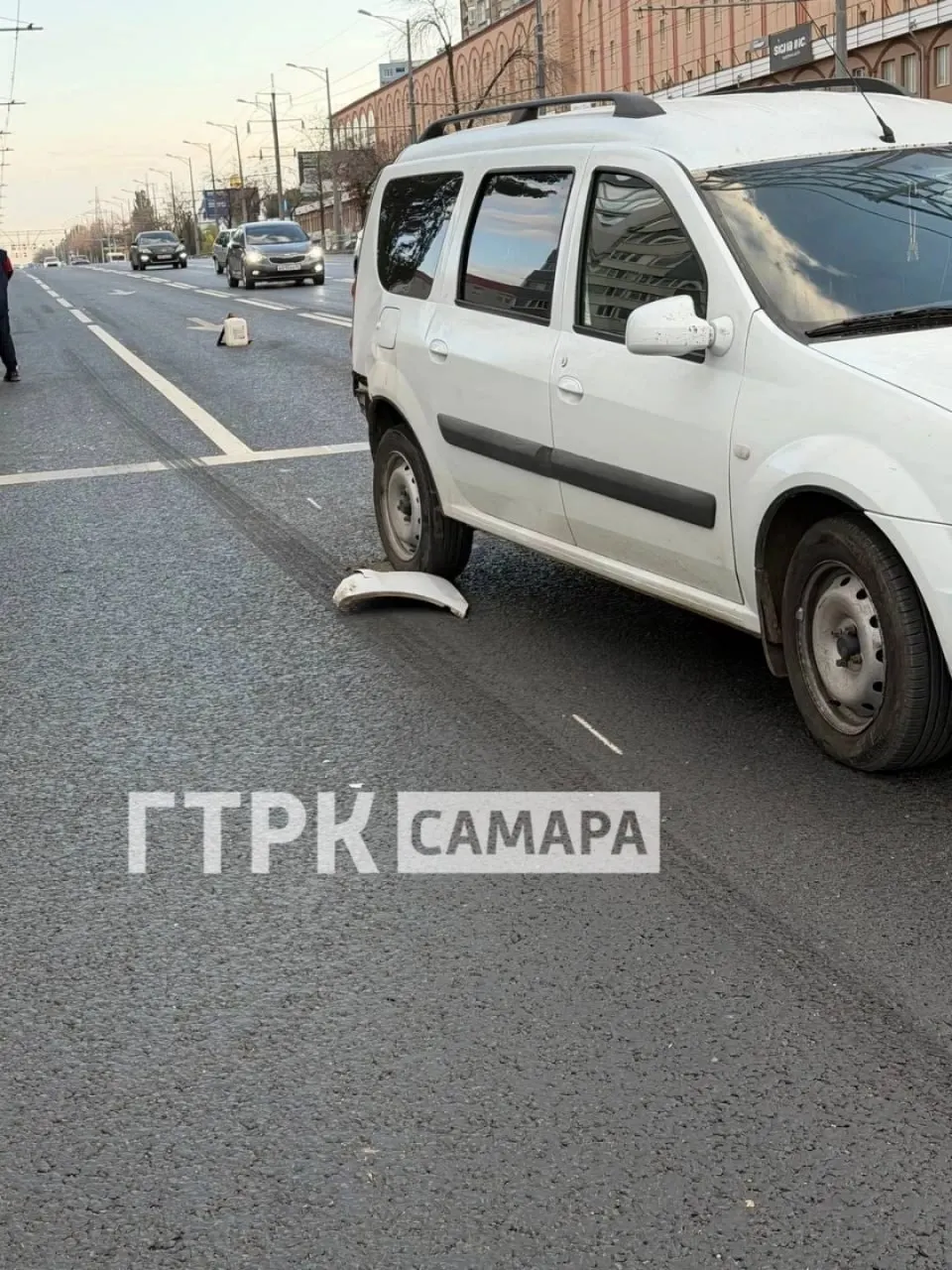 Утром на Московском шоссе Самары произошло столкновение двух легковых автомобилей возле остановки Потапова. Движение затруднено на двух полосах.