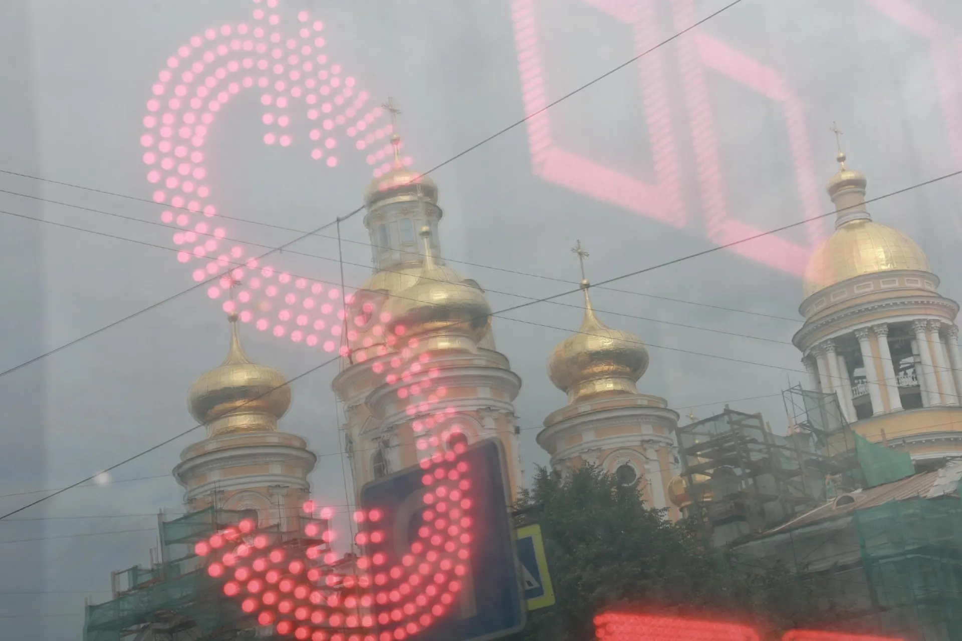 За лето рубль ослаб к доллару; эксперты обсуждают дальнейшие перспективы и сценарии развития событий.