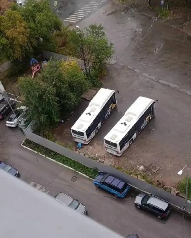 Жители жилого комплекса «Орбита» в Самаре жалуются на автобусную площадку возле дома: по их словам, водители справляют нужду возле детской площадки и автобусы стоят с включенными двигателями. Обращения в дептранс и к перевозчику пока не дали результата. Городская администрация объясняет, что место занимает муниципальную землю и соответствует СанПиН.