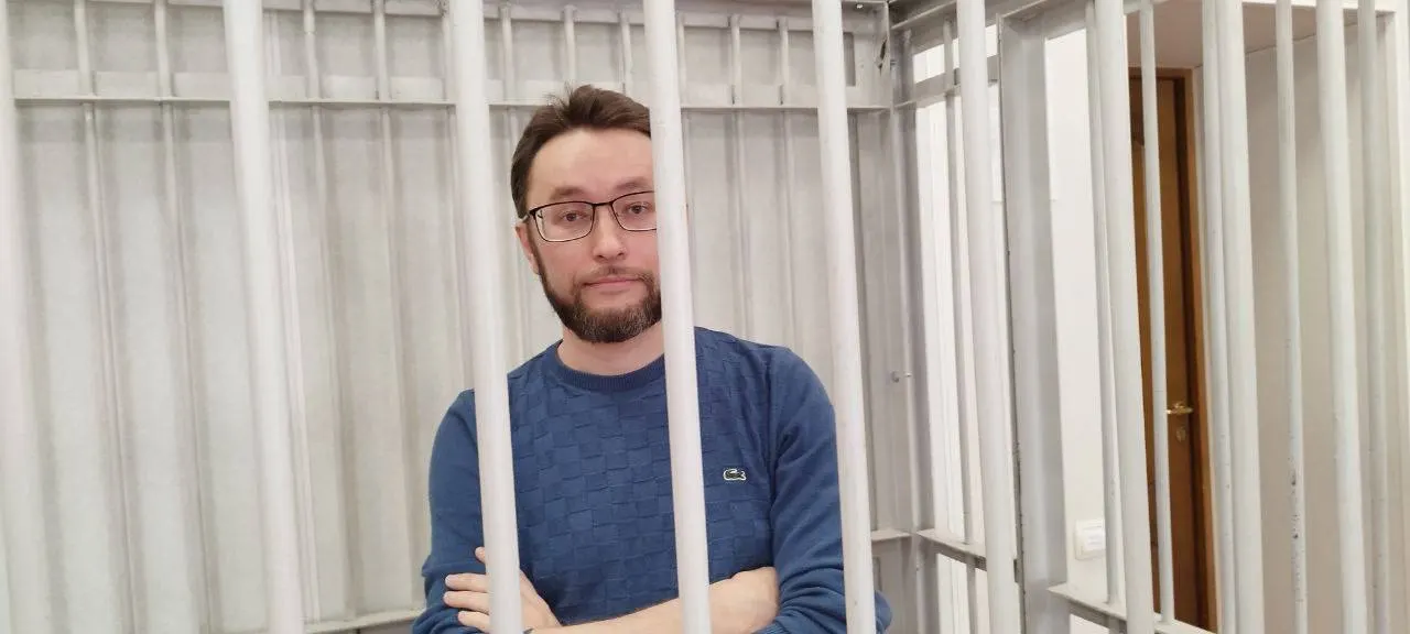 Казанский политзаключённый Андрей Бояршинов уже более месяца находится в штрафном изоляторе ИК‑2 Татарстана. Повод — записи в личных дневниках, изъятые сотрудниками колонии; возможен перевод в более строгие условия.