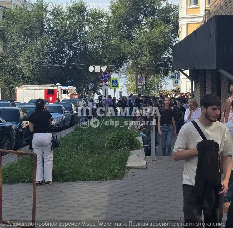 По данным преподавателей возгорание возникло из-за неисправной проводки; на месте работают пожарные.