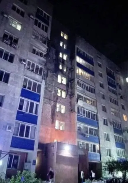 Минобороны России заявило об уничтожении 516 беспилотников за ночь по регионам страны; повреждения зафиксированы в порту Усть-Луга и жилом доме в Новокуйбышевске. Ночная волна атак затронула несколько регионов, включая Самару, Ленинградскую область и Белгородскую область.