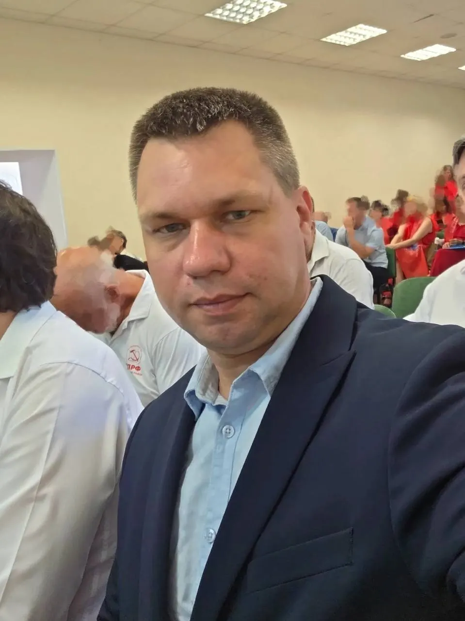 Кандидат в Самарскую губернскую думу Андрей Тверсков пострадал во время агитации: нападавший ударил его по голове и повредил телефон; полиция расследует инцидент.