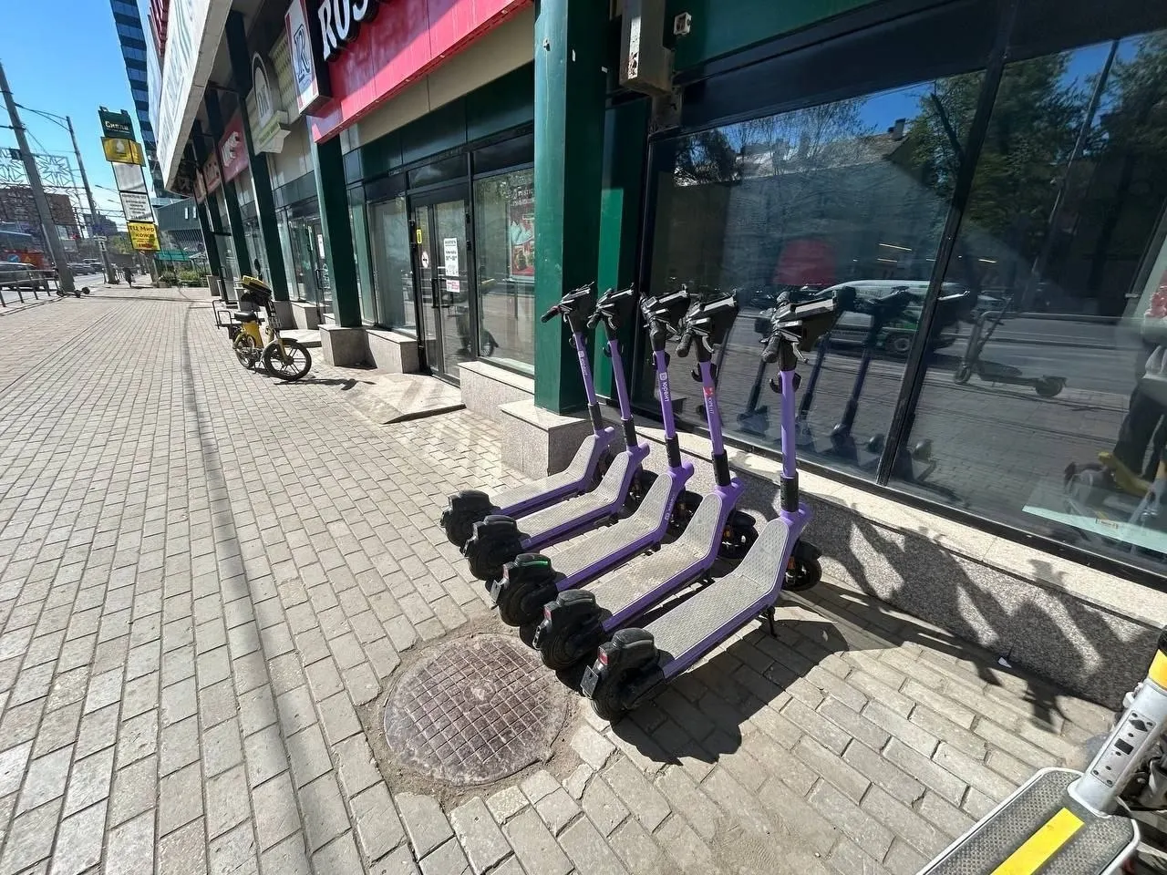 В городе запланировано разместить 62 парковочных места для электросамокатов в разных районах: у транспортных узлов, жилых кварталов и деловых центров, с разметкой и мониторингом.