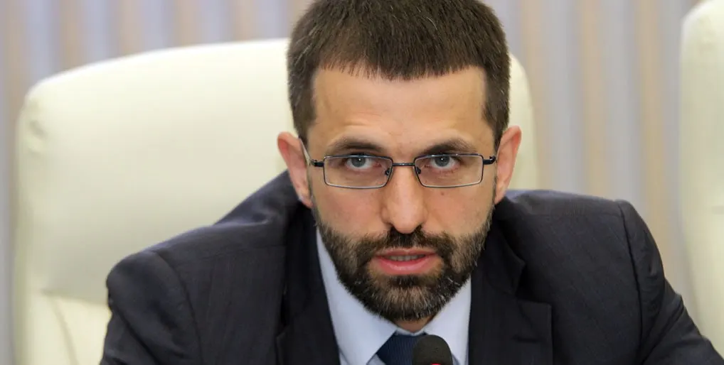 Глава региона представил Андрея Грачёва на пост — он будет курировать строительство, дороги, транспорт и культуру. Ранее должность занимал другой чиновник, который проходил по делу о взятках.
