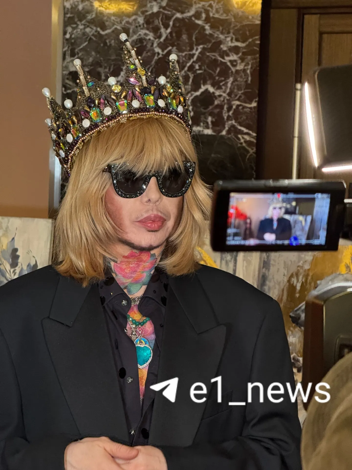 На фестивале в культурном центре Урал собрались дизайнеры со всей страны; подиум демонстрировал только отечественные бренды. Известная фигура модной сцены зажгла на сцене и вручила дипломы участникам дефиле.