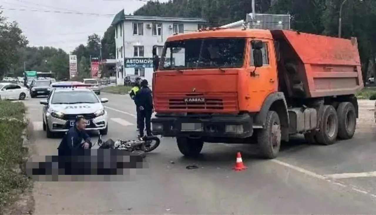 В Кировском районе Самары КамАЗ столкнулся с мотоциклистом; пострадавший доставлен в больницу.