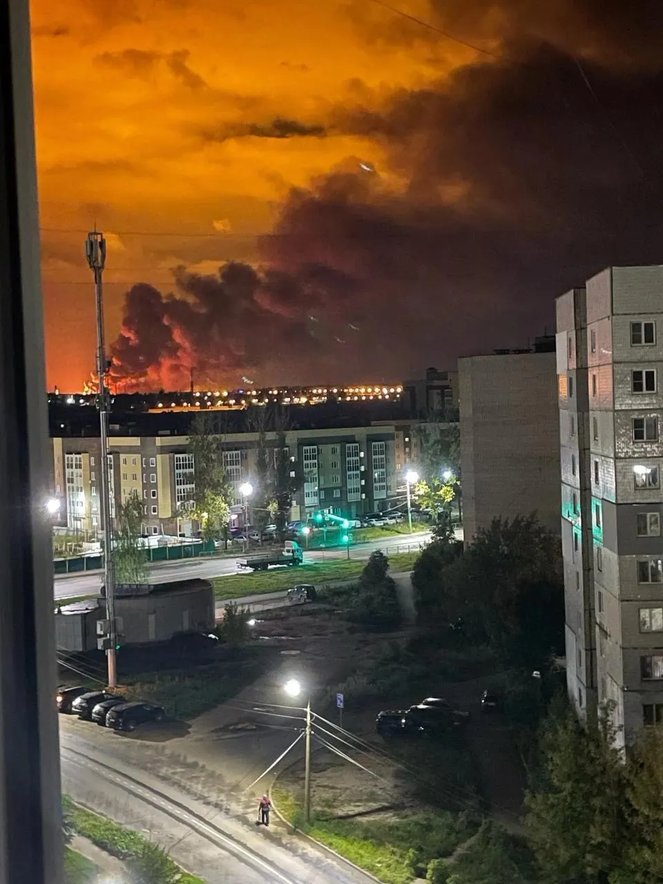Беспилотники повредили НПЗ и вызвали отключение электроэнергии в Ростове; над Ярославской областью сбиты украинские БПЛА; зафиксированы повреждения домов и пожары.