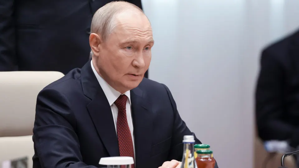 Путин опроверг слухи о мобилизации и сообщил, что нефтеперерабатывающая отрасль восстановилась примерно на 90% после атак; он пригрозил Киеву прекращением переговоров при продолжении ударов по аэропортам России. На фоне этого Зеленский предупреждал об усилении беспилотных атак.