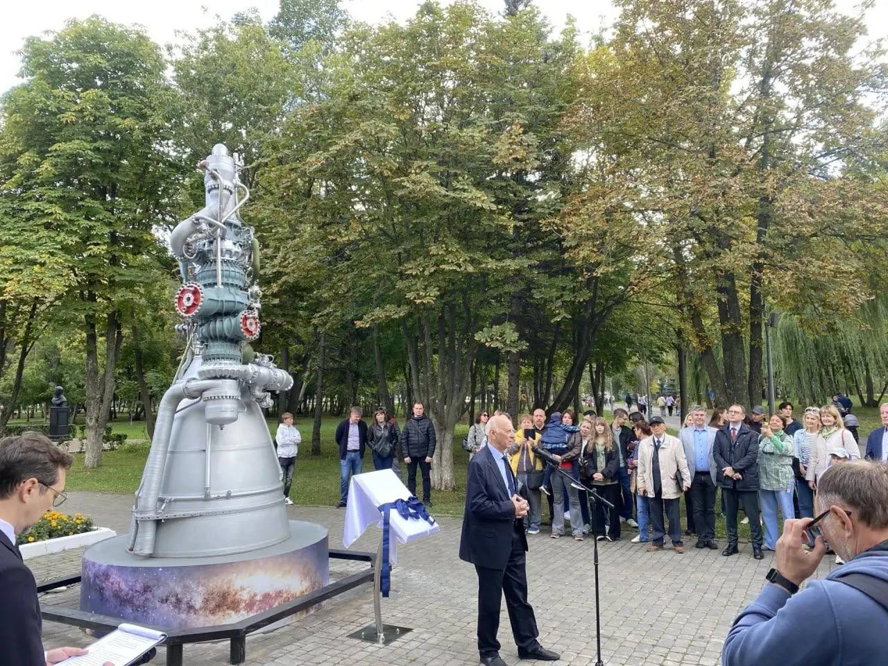 В Самаре в парке Гагарина открыт памятник легендарному ракетному двигателю НК-33.