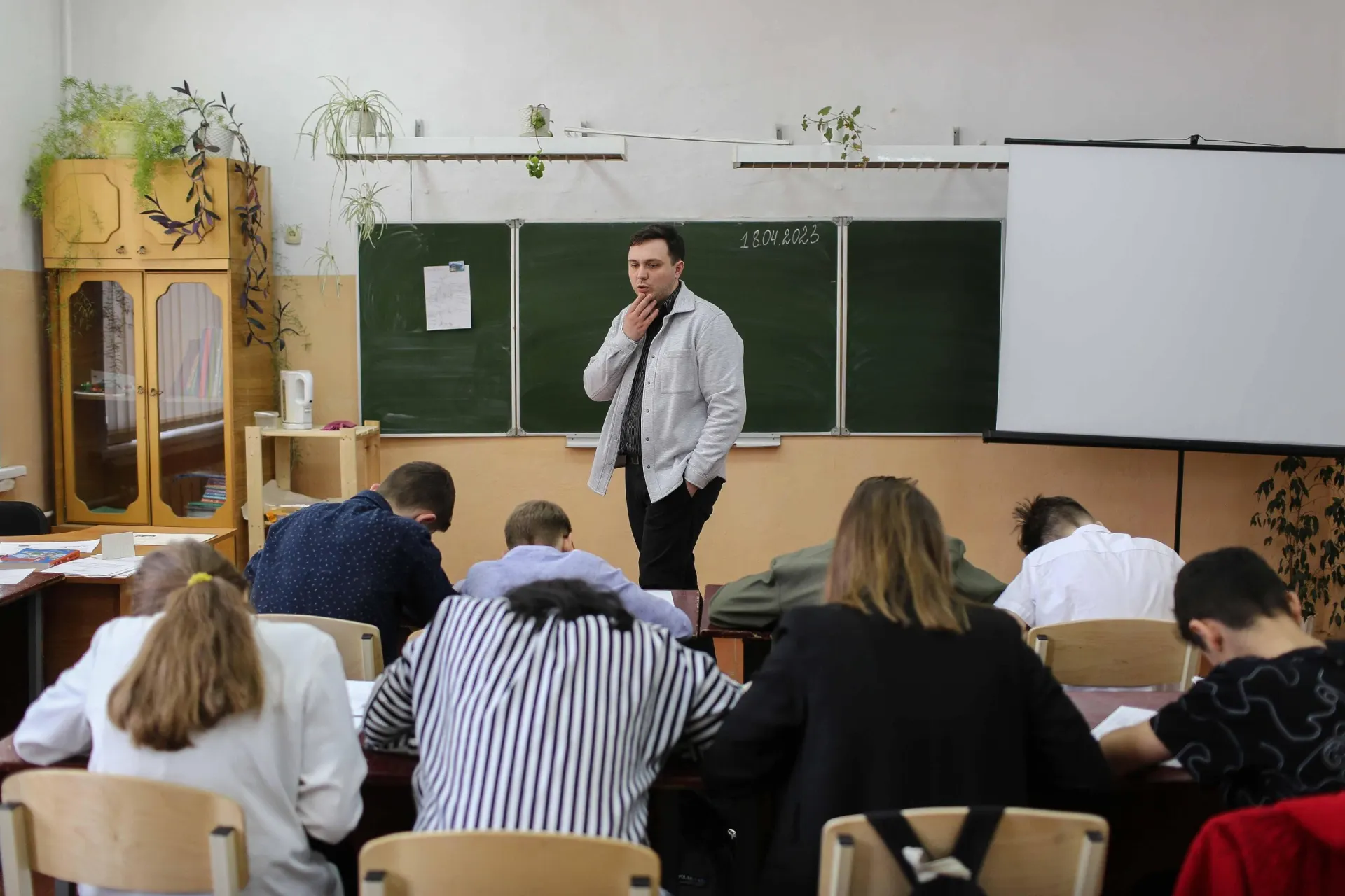 Введение дополнительного часа истории влияет на расписание учащихся по всей стране.