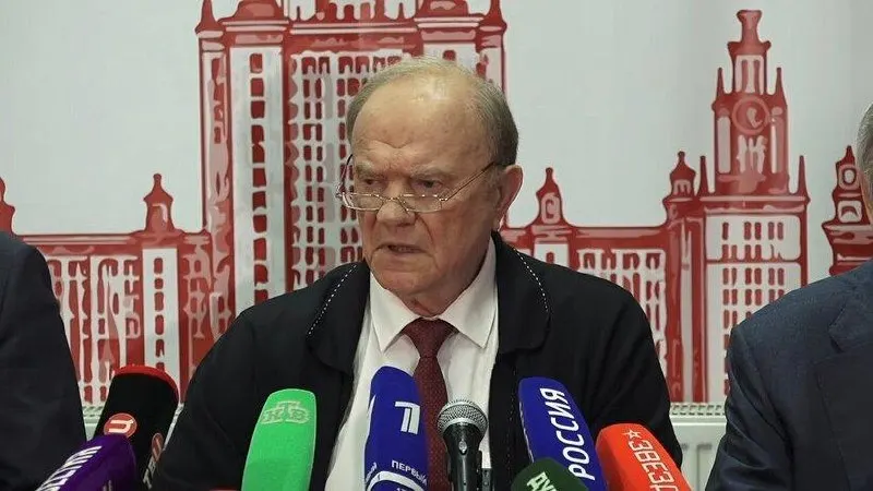 Геннадий Зюганов заявил, что без смены курса Россия останется в экономическом и технологическом отставании; он указал на рост тарифов ЖКХ, падение рождаемости и нехватку средств у пенсионеров на продукты и лекарства.