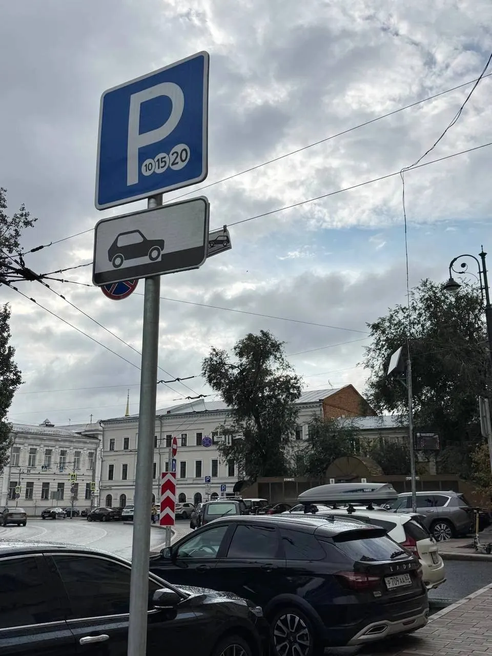 В Самаре отмечают первые признаки внедрения платной парковки: стоимость часа — 85 рублей, первые 15 минут — бесплатно; запуск запланирован на ближайшие месяцы.