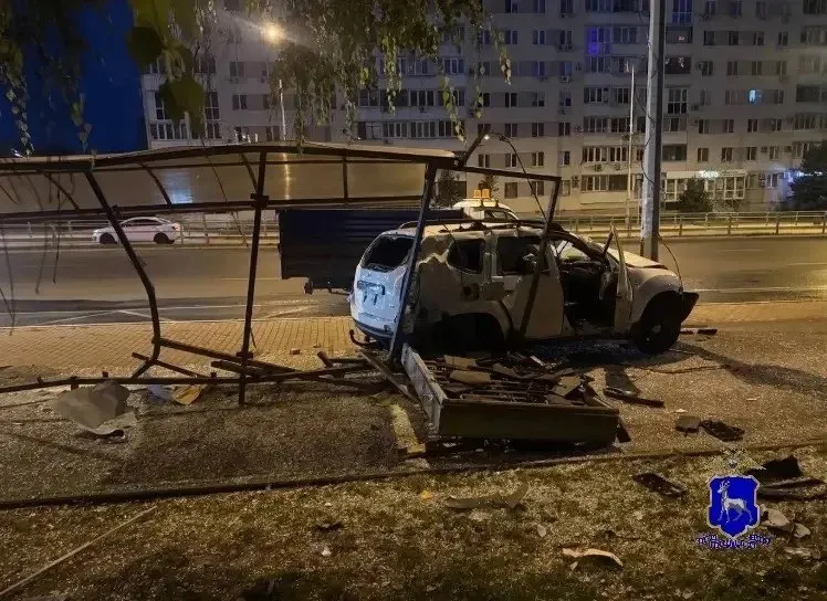23-летний водитель Renault Duster не справился с управлением на улице Ново-Садовой и повредил остановочный павильон. У него обнаружились признаки опьянения; он отказался от медицинского освидетельствования. Автомобиль эвакуирован, водитель отстранён.