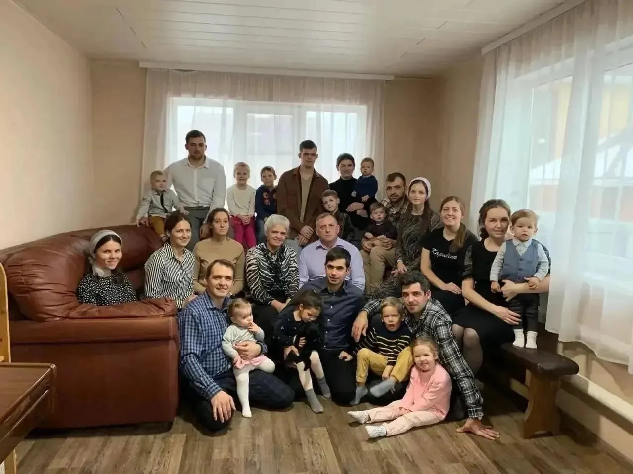 Эмилия Савина из Волжского района родила и воспитала одиннадцать детей. Ей присвоено звание «Мать-героиня» по указу президента за вклад в семью и воспитание детей.