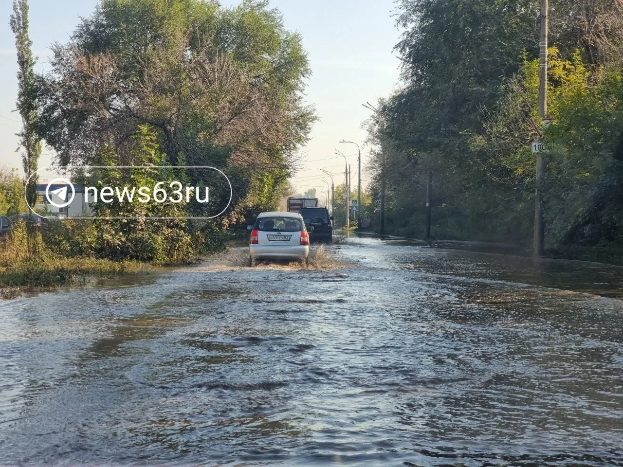 На улице Литвинова в районе Зубчаниновки продолжаются лужи и затопление уже около двух недель, мешая движению.